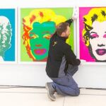 Los operarios montan estos días los cuadros que componen «El arte mecánico»