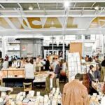 La movilidad volvía a ser reducida ayer en el mercado de Sant Antoni, pero mucho mejor que antaño, con lo que ahora sólo falta que tanto paradistas como público se hagan el espacio suyo / La Razón