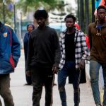 Varios de los 52 inmigrantes que han accedido hoy a Melilla