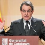 GRA322. BARCELONA, 22/02/2013.- El presidente catalán, Artur Mas, durante la rueda de prensa ofrecida tras la segunda reunión de la cumbre anticorrupción celebrada hoy en el Palau de la Generalitat. Mas ha presentado en la reunión un documento de 51 propuestas para luchar contra la corrupción, entre ellas, la publicación de los sueldos y el patrimonio de los cargos electos y de confianza, un código ético para la transparencia política y un registro de 'lobbies'. EFE/Toni Albir
