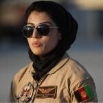 La primera mujer piloto militar en Afganistán pide asilo en Estados Unidos