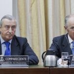 El presidente del Administrador de Infraestructuras Ferroviarias (Adif), Gonzalo Ferre (d), y el de la compañía operadora Renfe, Julio Gómez-Pomar