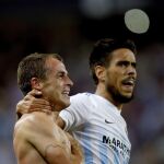 El centrocampista portugués del Málaga, Sergio Pablo Barbosa "Duda"(i), celebra su gol.
