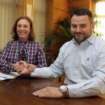 La concejala Aurora Baza y el presidente de Autirmo León, José Ángel Crego