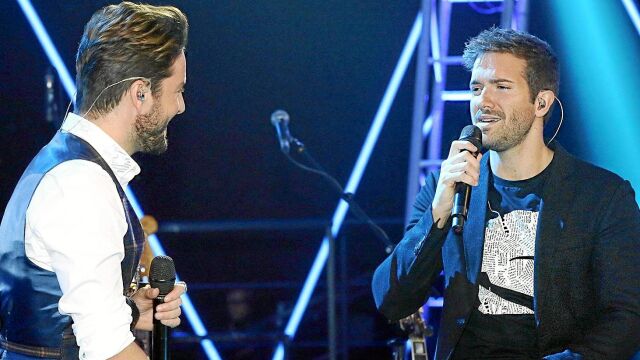 Manuel Carrasco, a la izda., comparte un dueto con Pablo Alborán
