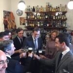 Rajoy celebró ayer con unas cañas el fin del curso político en las cercanías del Congreso de los Diputados