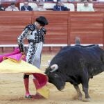 El torero alicantino se luce con una revolera a un toro de Juan Pedro Domecq