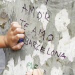 Un niño graba sus sentimientos en un árbol