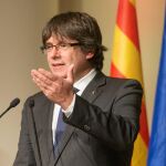 Carles Puigdemont interviene durante el acto que 200 alcaldes independentistas celebraron en Bruselas el 7 de noviembre. EFE/Stephanie Lecocq