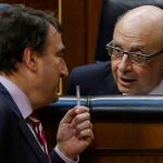 Cristóbal Montoro conversa con el portavoz del PNV, Aitor Esteban, durante el Pleno del Congreso que hoy vota la Ley de Presupuestos Generales del Estado de 2018. EFE/Emilio Naranjo
