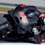 El piloto español de Moto GP, Jorge Lorenzo, rueda esta mañana en el Circuito Ricardo Tormo de Cheste (Valencia), donde se ha subido por primera vez a la Ducati que pilotará la próxima temporada.