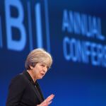 La primera ministra británica, Theresa May, pronuncia un discurso durante el congreso anual de la Confederación de la Industria Británica (CBI) en Londres (Reino Unido), hoy