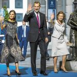 Doña Sofía, junto a los Reyes, a su llegada al teatro Campoamor de Oviedo los pasados premios Princesa de Asturias. Cumplirá 80 años el 2 de noviembre