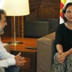 La alcaldesa Ada Colau durante su reunión el presidente Òmnium Cultural, Jordi Cuixart, el pasado 1 de septiembre