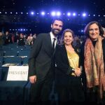 El presidente del Parlament, Roger Torrent, junto a la presidente de la academia del cine catalán, Isona Passola (c) y la alcaldesa Ada Colau, en la gala de los X Premios Gaudí