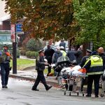 Los servicios sanitarios retiran los cadáveres del tiroteo de hoy en Pittspurgh. (AP Photo/Gene J. Puskar)