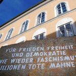 Este lema está inscrito en una piedra frente a la que fue la casa natal de Hitler.