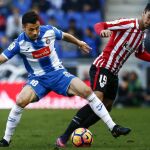 El centrocampista del RCD Espanyol Javi Fuego lucha por un balón con el delantero del Athletic de Bilbao Sabin Merino
