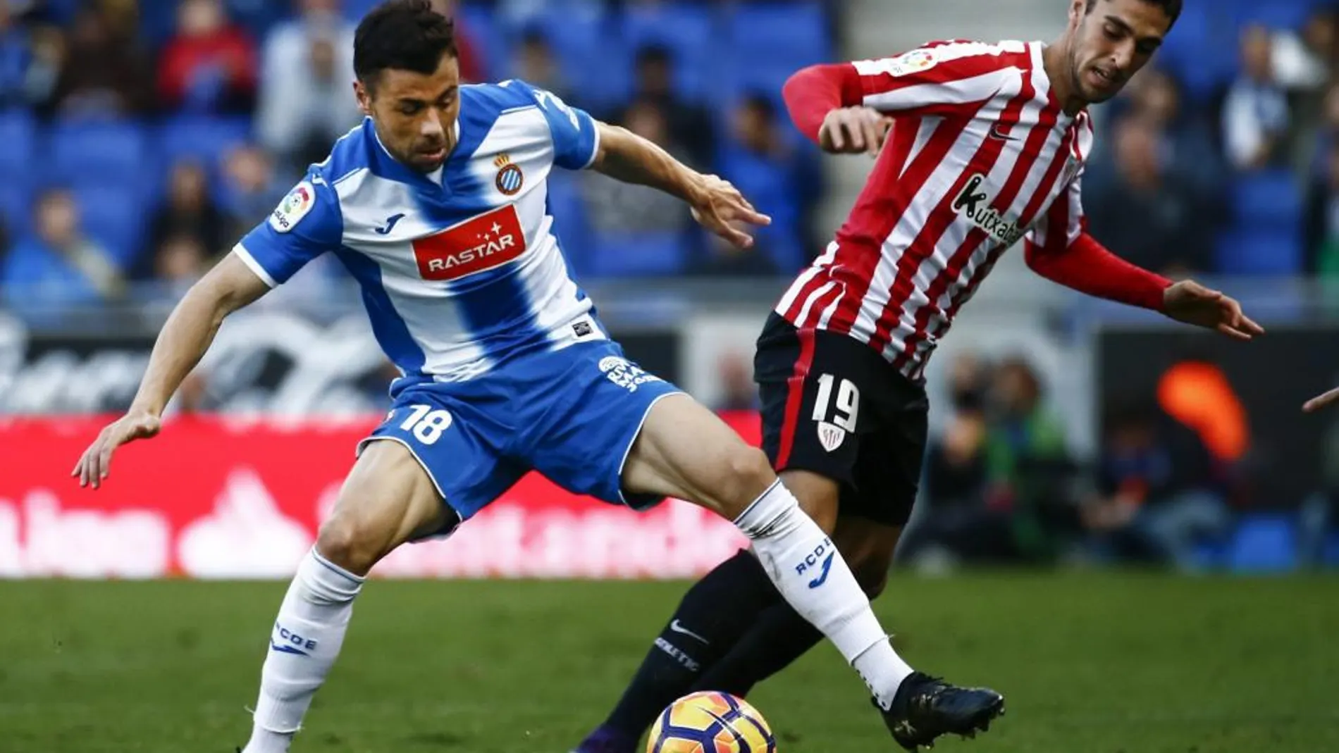 El centrocampista del RCD Espanyol Javi Fuego lucha por un balón con el delantero del Athletic de Bilbao Sabin Merino