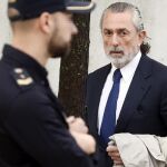 El presunto cabecilla de la trama Gürtel, Francisco Correa, a su llegada hoy a la Audiencia Nacional