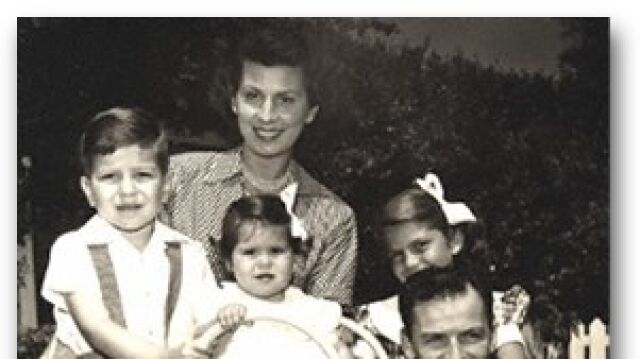 La familia Sinatra junto a sus tres hijos