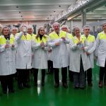Herrera visita la nueva embotelladora de Bezoya, junto a Tomás Pascual, Silvia Clemente, Milagros Marcos y Francisco Vázquez, entre otros
