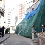 En la imagen, un inspector de trabajo conversa con los obreros tras el derrumbe de una obra en el centro de Valladolid