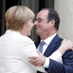 Francois Hollande despide a la canciller alemana, Angela Merkel, tras la reunión en París