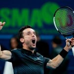 Roberto Bautista celebra su triunfo ante el checo Tomas Berdych. REUTERS/Ibraheem Al Omari