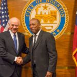 El presidente de BBVA, Francisco González, junto al alcalde de Houston, Sylvester Turner.