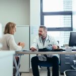 Un doctor con una paciente, en una imagen de archivo