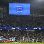 El monitor indica que el gol no es legal por fuera de juego