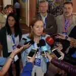 La presidenta del Congreso de los Diputados, Ana Pastor, atiende a los medios tras ejercer su derecho al voto en las elecciones gallegas.
