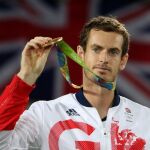 Andy Murray con la medalla de oro tras vencer a Del Potro en la final