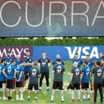 Los jugadores de la Selección escuchan la charla de Fernando Hierro en la sesión preparatoria de ayer