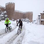 La nevada caída durante las últimas 24 horas ha causado numerosos problemas en la capital abulense, que ha amanecido con una capa de nieve de entre 30 y 40 centímetros. EFE/ Raúl Sanchidrián