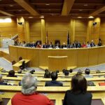 El presidente de la gestora del PSOE, Javier Fernández (c), preside la reunión que diputados y senadores socialistas han celebrado hoy.