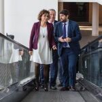 La diputada del PP, Dolors Monserrat, y el presidente regional, Fernando López Miras