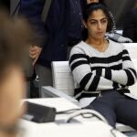 La marroquí Samira Yerou, detenida en 2014 en Turquía cuando trataba de viajar con su hijo de tres años a Siria para unirse al Estado Islámico (EI), durante el juicio celebrado hoy en la Audiencia Nacional, en el que se enfrenta a una petición del fiscal de nueve años de cárcel por pertenencia a organización terrorista.