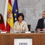 La portavoz del Gobierno ministra de Educación y Formación Profesional, Isabel Celaá (c), acompañada por la ministra de Hacienda, María Jesús Montero, y el titular de Fomento, José Luis Ábalos, durante la rueda de prensa posterior a la reunión del Consejo de Ministros / Foto: EFE/J.J. Guillén