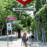 Una joven accede al acceso en el distrito de Moncloa-Aravaca, cercano a la casa de Vicente Aleixandre