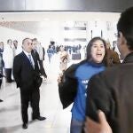 Cuando Javier Fernández-Lasquetty entró en el hospital de Móstoles una mujer le increpó y un hombre se abalanzó contra él y golpeó a su escolta, que se interpuso entre los dos para evitar la agresión
