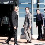 El presidente de la Generalitat de Cataluña, Quim Torra, y el director general de prisiones de Cataluña, Amand Calderó (d), durante su visita esta tarde al centro penitenciario de Lledoner / Foto: Efe