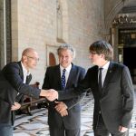 El conseller de Exteriores, Raúl Romeva, el Nobel de la Paz, Ahmed Galai, y el presidente de la Generalitat, Carles Puigdemont, ayer en Palau