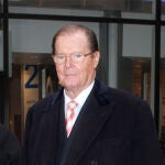 Roger Moore, «destrozado» tras la muerte de su hijastra