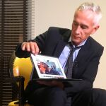 Jorge Ramos mostrando el vídeo que grabó en el que se veía a jóvenes venezolanos comiendo de la basura
