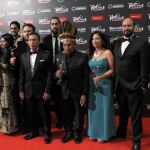 El reparto de la película colombiana «El abrazo de la serpiente» posan con el Premio Platino a mejor película