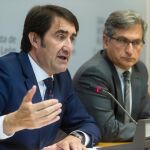 El consejero de Agricultura y Ganadería, Juan Carlos Suárez-Quiñones, junto al secretario general de la consejería, Eduardo Cabanillas