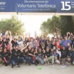 Un grupo de Voluntarios Telefónica durante una actividad de senderismo y exploración de flora y fauna acompañando a jóvenes con discapacidad intelectual por el Mpnte del Pardo