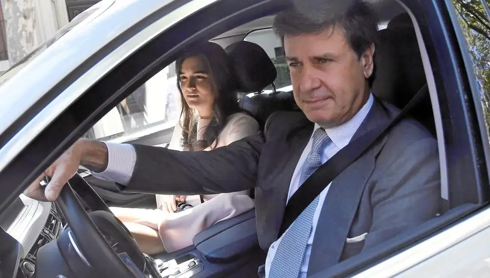 Cayetano Martínez de Irujo junto a su novia, Bárbara Mirjan, en una foto de archivo